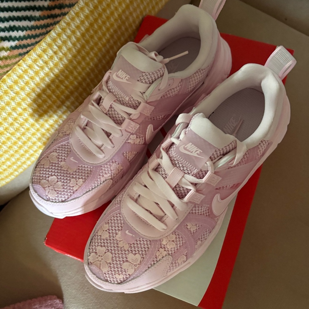 NIKE V2K RUN Pink Foam Arctic Pink with Flowers size 9 - Picture 2 of 4